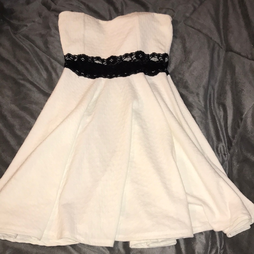 Women’s wavy white dress.